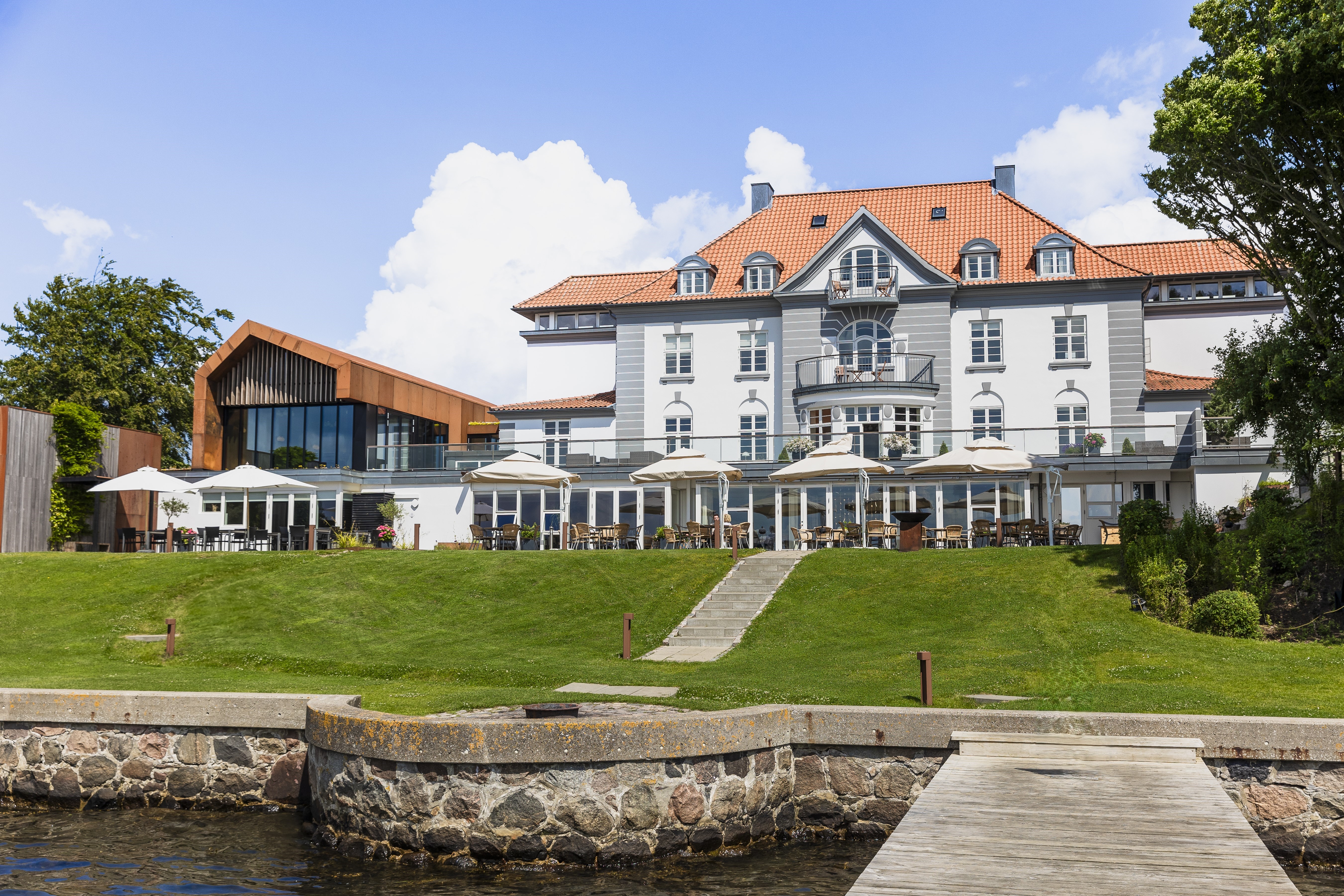 Hotellet set fra badebro Sixtus Sinatur (2)