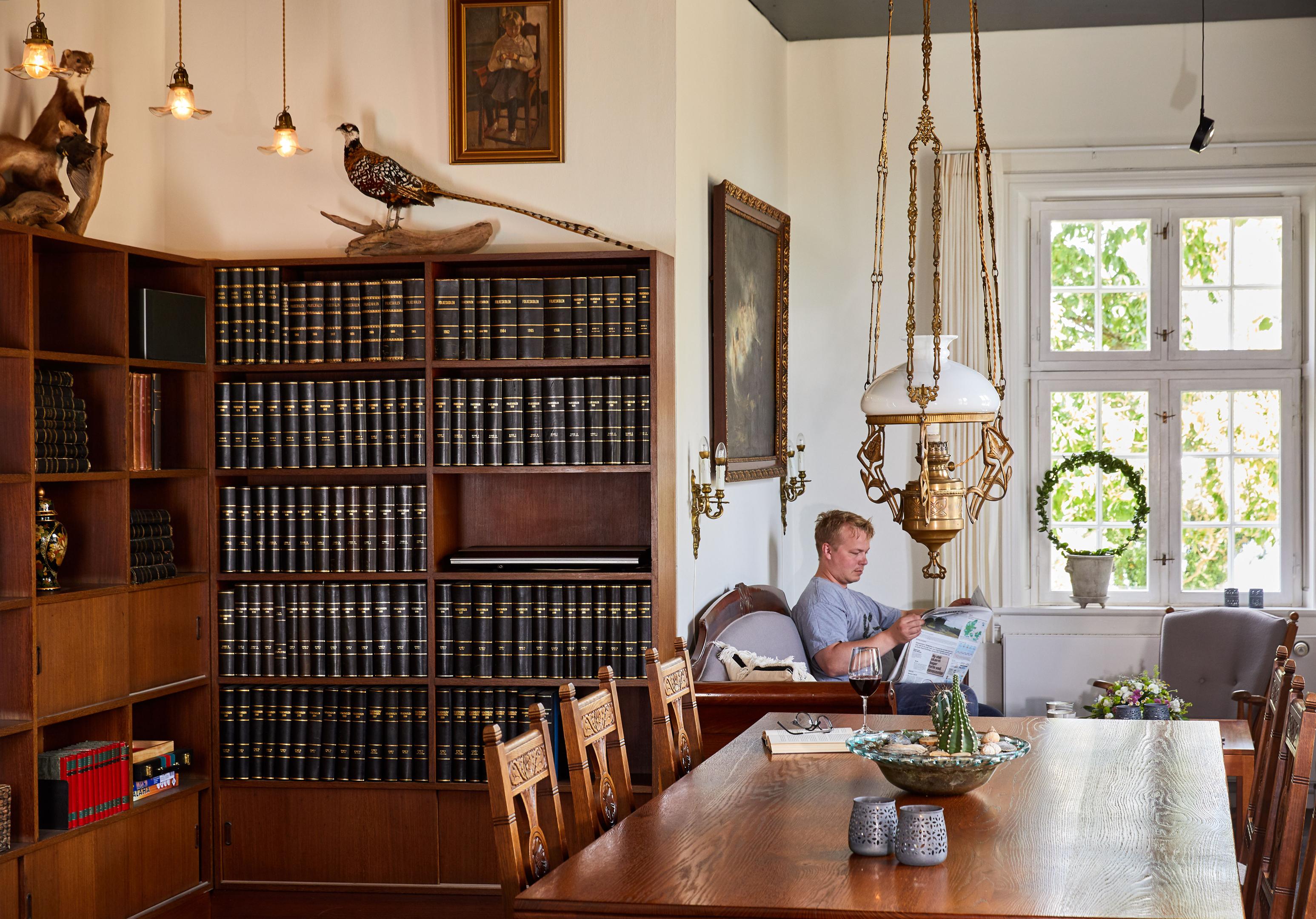 Gaest laeser avis i bibliotek Gl. Avernaes Sinatur