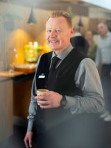 Hos os drikker medarbejderne lige så god kaffe som gæsterne