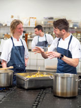 Hos os taler vi lige så pænt til hinanden, som vi taler til vores gæster