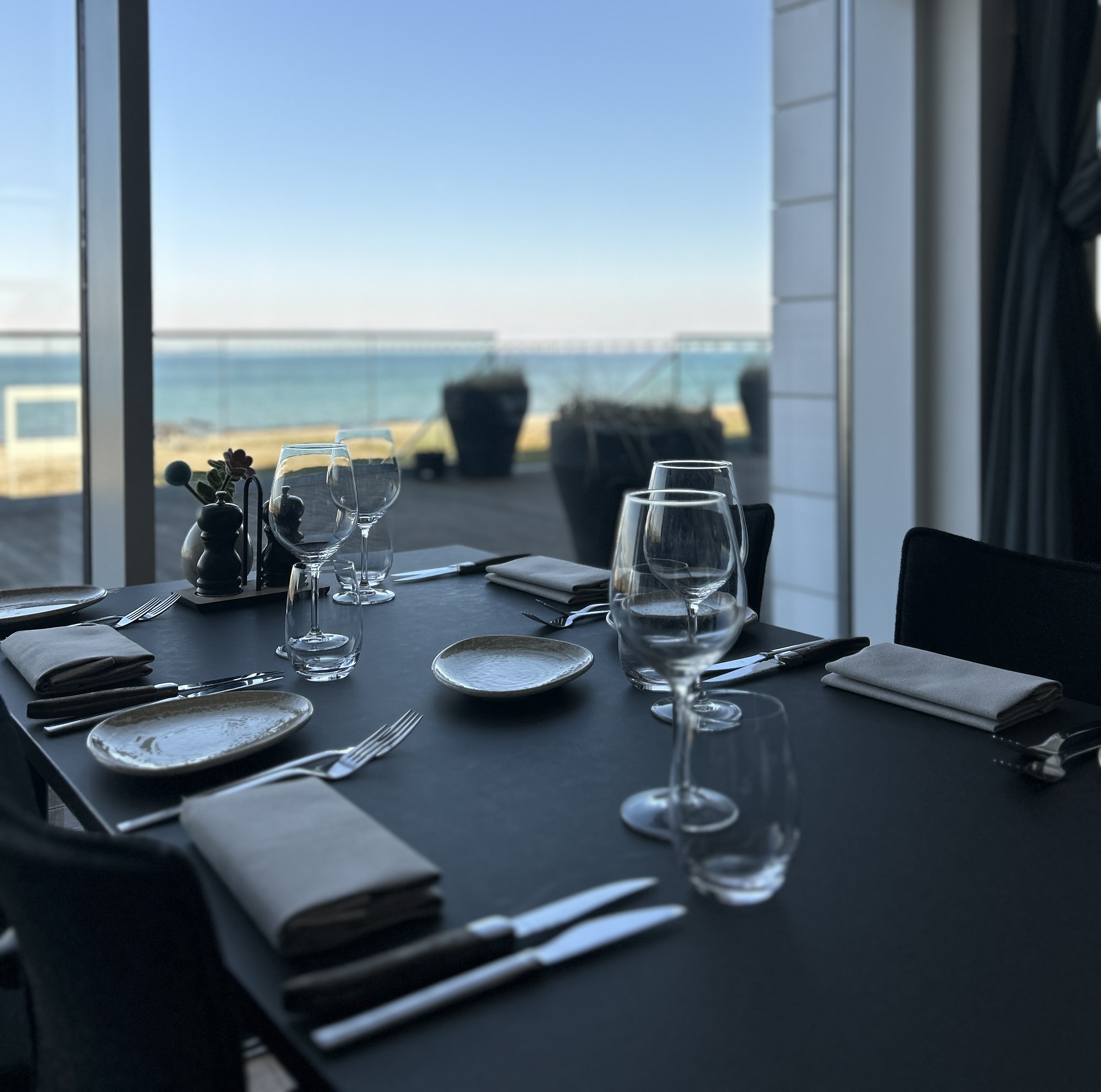 Spis nær vandkanten i vores restaurant