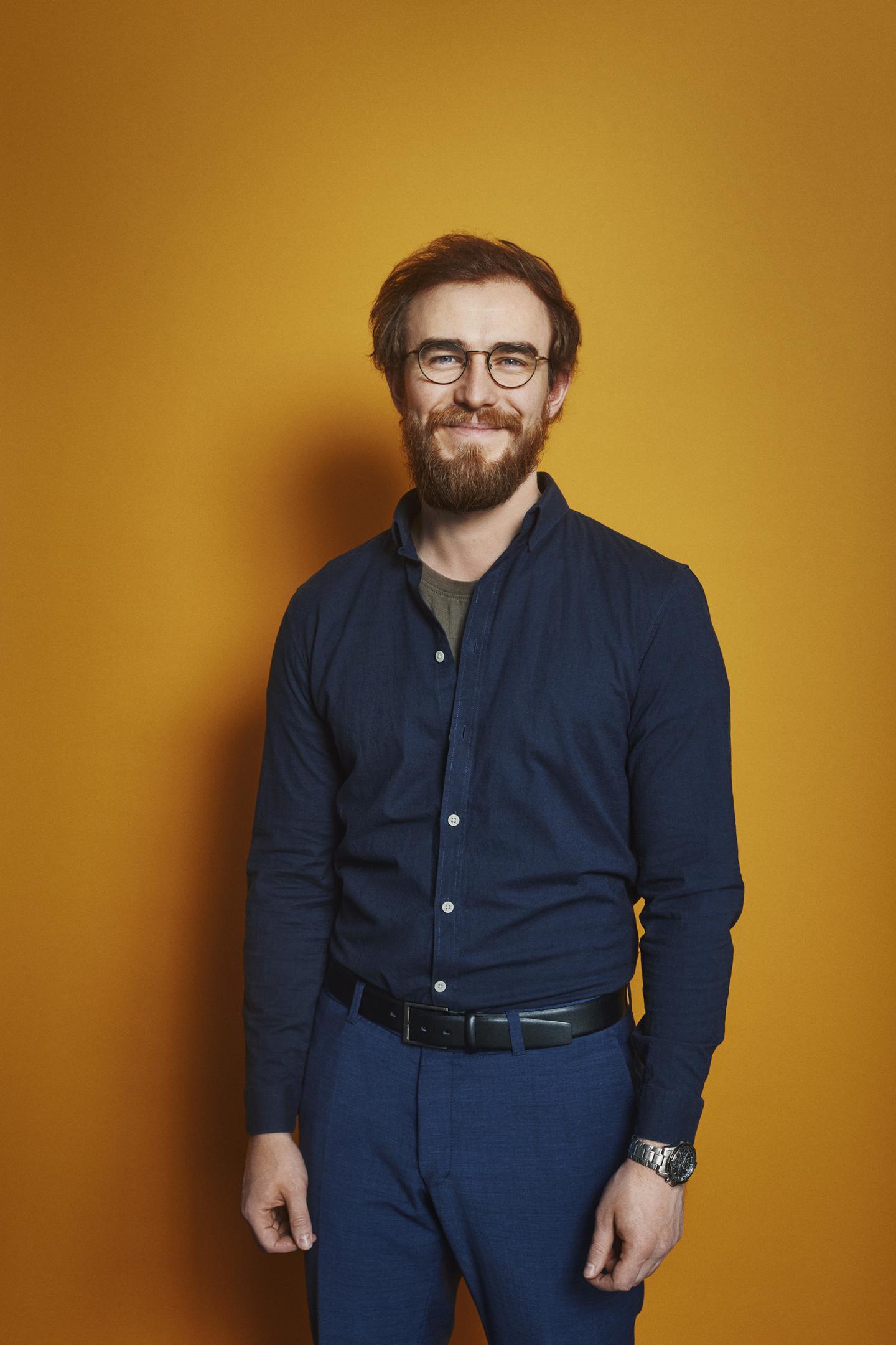 Mød Emil Brun - der koordinerer, planlægger og sørger for, at gæsterne får det bedste ophold