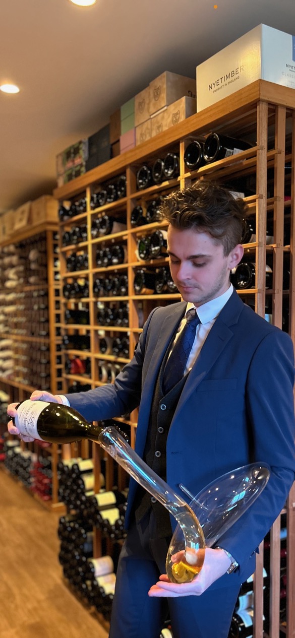 Sommelier Jacob Sund Sørensen skænker vin i karaffel