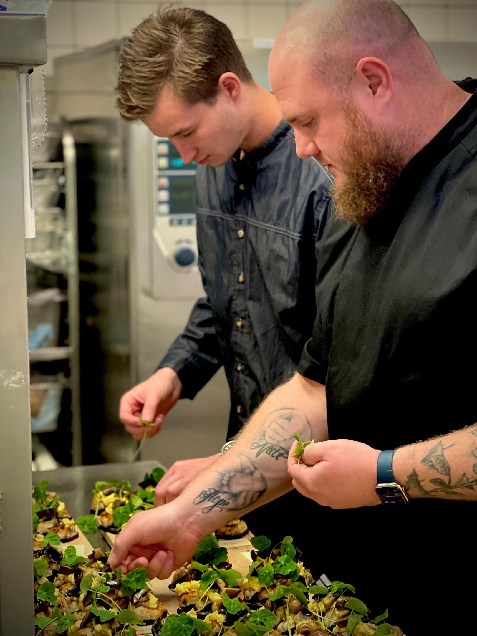 Sinatur sender kokkene ud af køkkenet – og byder landmændene indenfor